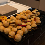 kleine Auswahl der Leckereien vom Buffet: Mini-Burger …